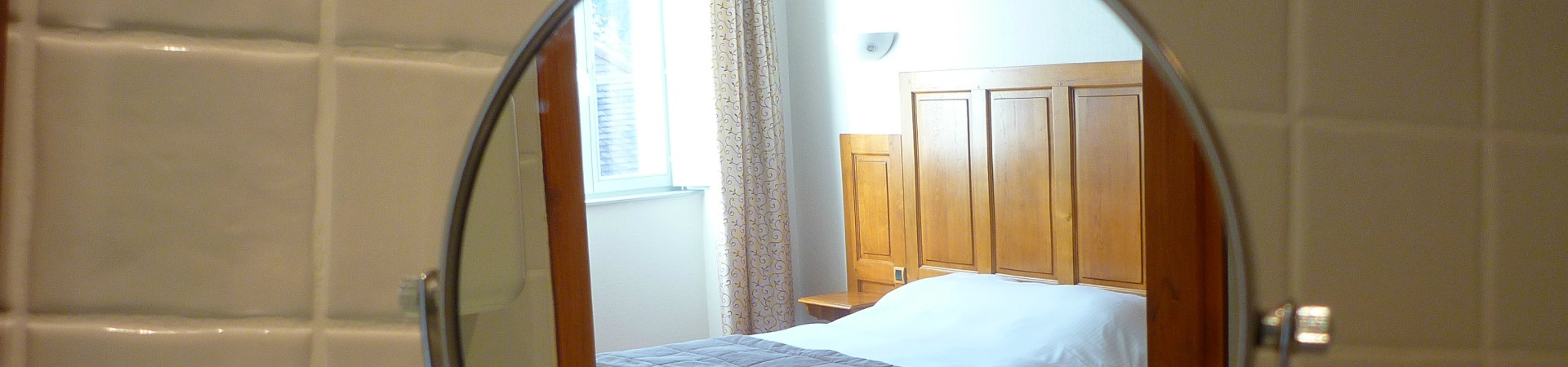 une chambre de l'hôtel charles Sander à Salins dans le Jura