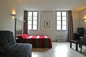 Chambre de quatre personnes pour groupe ou individuels de l'hôtel des Deux Forts à Salins les Bains - Jura - Accueil de groupe, séminaire, famille...