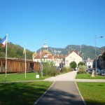 Actualités et promotion hotel des Deux Forts, Boutique Gourmande et Charles Sander Jura Le casino, l'hôtel de ville avec la centre thermal et les monts de Salins les Bains dans le Jura - vue depuis le musée de la grande saline en face de l'hôtel des Deux Forts