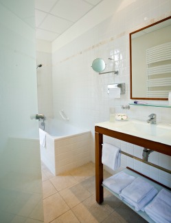 Salle de bain d'une chambre de l'hotel Charles Sander à Salins les Bains dans le Jura