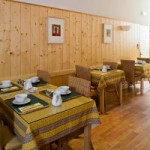 Groupe Salle petit dejeuner et detente à l'hôtel Charles Sander - petite salle de réunion, accueil groupe et séminaire