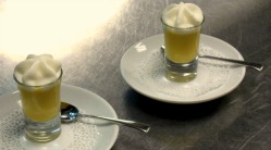 mise en bouche- creme de pois cassé et écume de lard restaurant des Deux forts Salins les Bains Jura