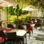 terrasse de l'hôtel restaurant des deux Forts à Salins les Bains dans le Jura