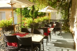terrasse de l'hôtel restaurant des deux Forts à Salins les Bains dans le Jura
