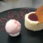 Actualités carte du restaurant Exemple de mets : Ispahan, mousse litchi, coeur coulant framboise arlette caramélisée et sorbet rose, restaurant des Deux Forts